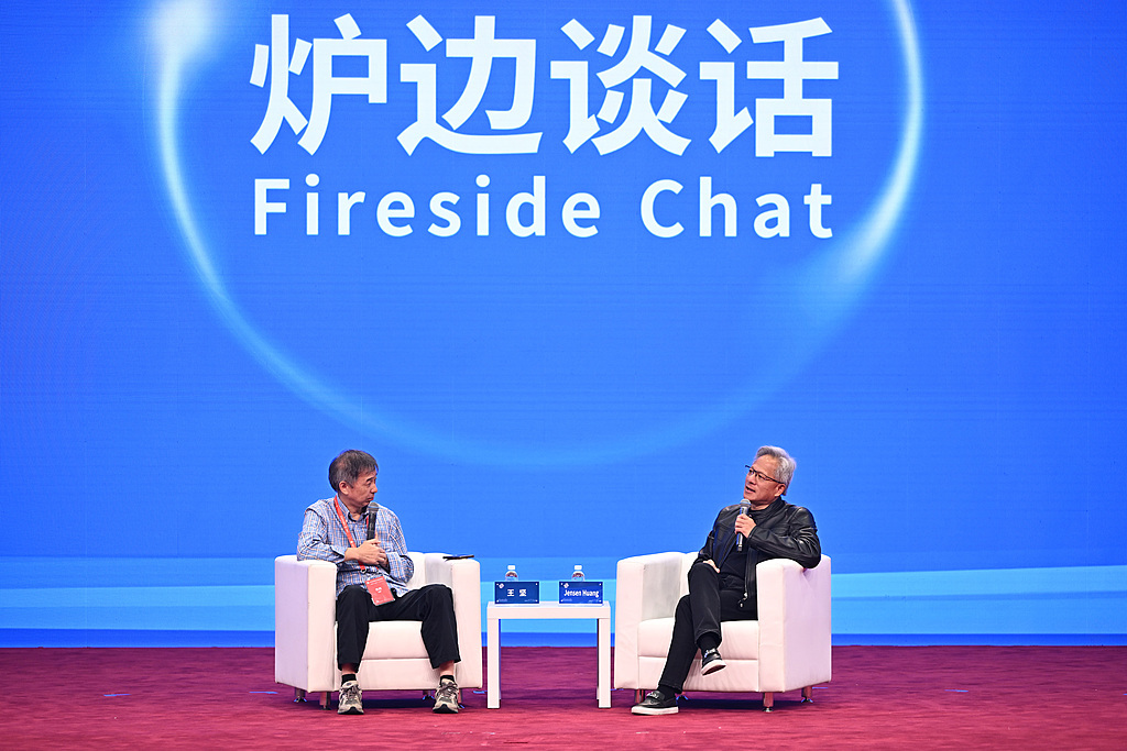 黄仁勋对话王坚：AI时代仍需学习 年轻一代成长令人羡慕