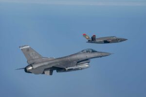 突发新闻：美国空军验证 F-16 和 F-15EX 战斗机人机与 XQ-58A 无人机合作