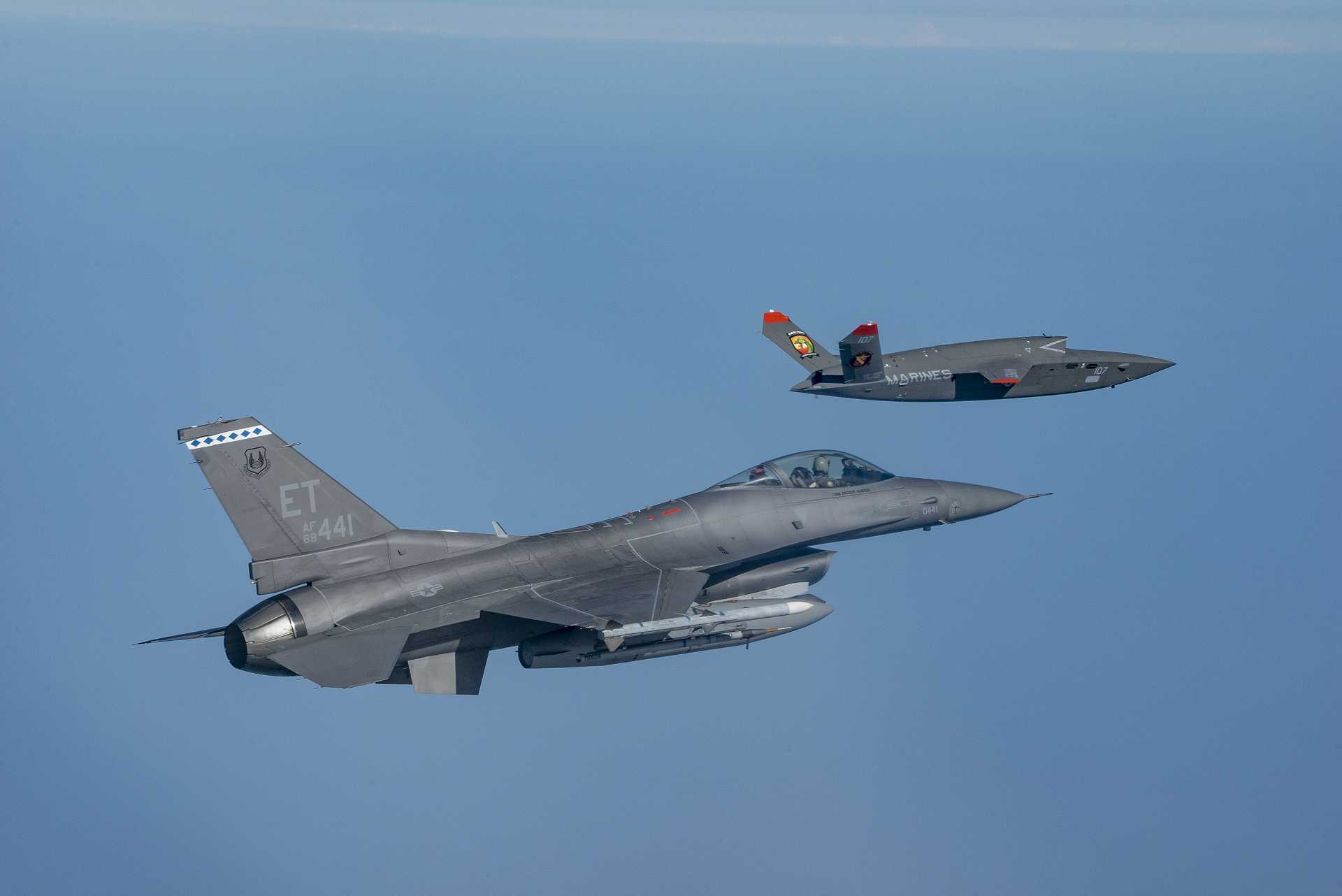 突发新闻：美国空军验证 F-16 和 F-15EX 战斗机人机与 XQ-58A 无人机合作