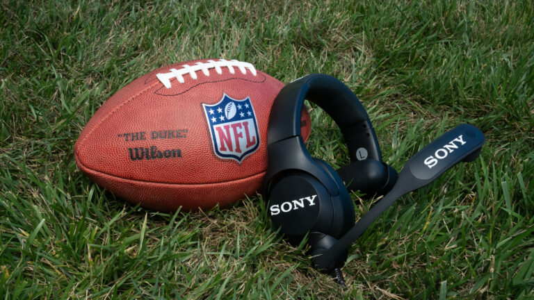 准备好吹嘘您的索尼 WH-1000XM6 耳机使用与 NFL 教练佩戴的耳机相同的技术