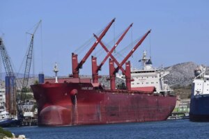 也门胡塞武装声称散货船沉没后，船只在红海遭到袭击