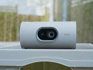 带有 Google TV 的微型 PicoPlay+ 投影仪可将任何空间变成社交中心