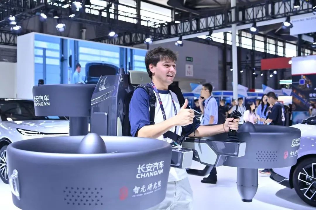 全球首款三涵道穿戴式载人飞行器国内首秀