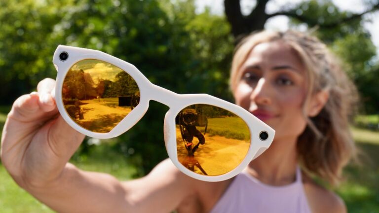 我带着 Meta 的新款 Oakley 智能眼镜度过了一个周末——它们在各个方面都击败了我的雷朋