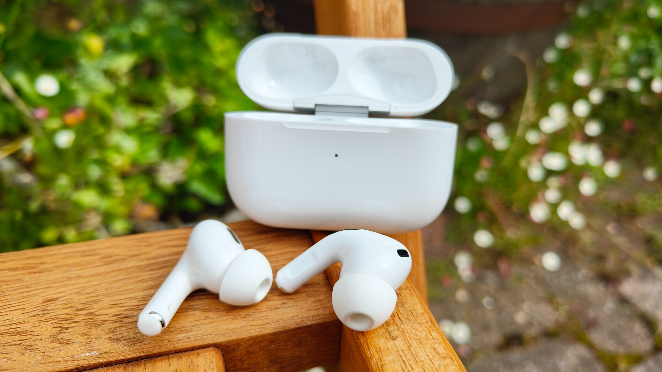 限时！购买我们测试过的最好的入耳式 AirPods 可节省超过 50 英镑