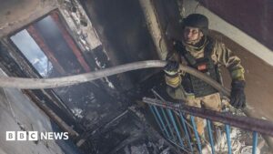 随着另一波俄罗斯袭击乌克兰，建筑物被烧毁