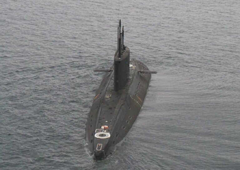 导弹威胁：俄罗斯向黑海部署了一艘潜艇导弹航母，几架 Tu-95 从奥列尼亚机场起飞