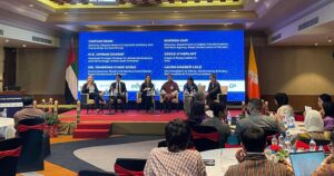 实现有效 AI 治理的双重途径：同步制定战略和框架