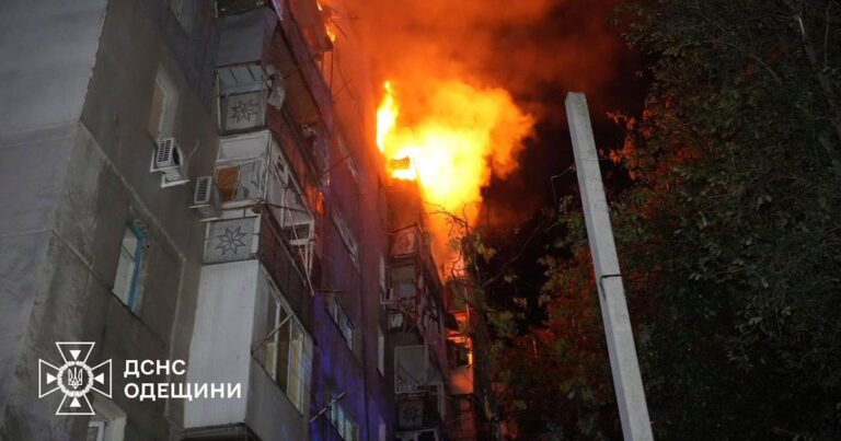 俄罗斯用数百架无人机轰炸乌克兰，造成至少一人死亡
