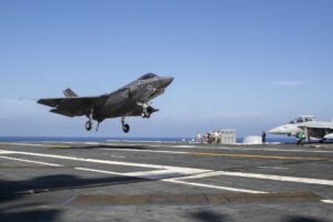 美军航母首秀F-35C战机参与“护身军刀”演习