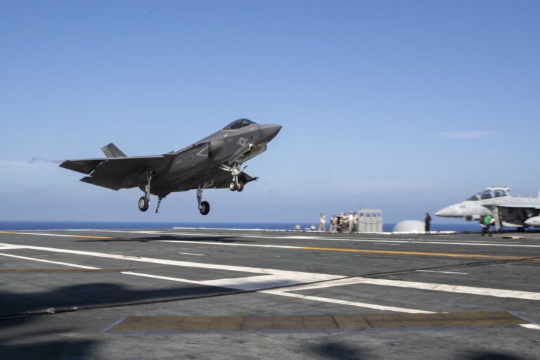 美军航母首秀F-35C战机参与“护身军刀”演习