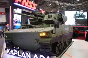 Fnss 在 Idef 2025 上展示配备 Teber-2 TMT 炮塔的 Kaplan Ada 防空车，突显土耳其的下一代防空飞跃