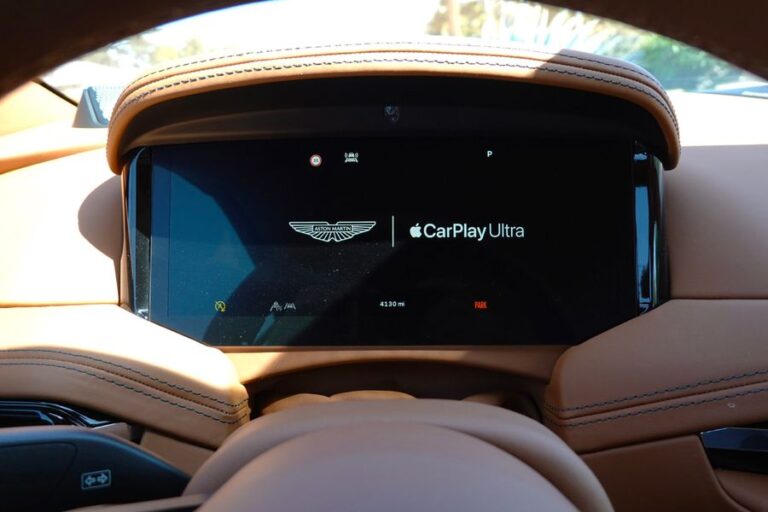 实测阿斯顿・马丁DB12 Volante 首体验苹果CarPlay Ultra