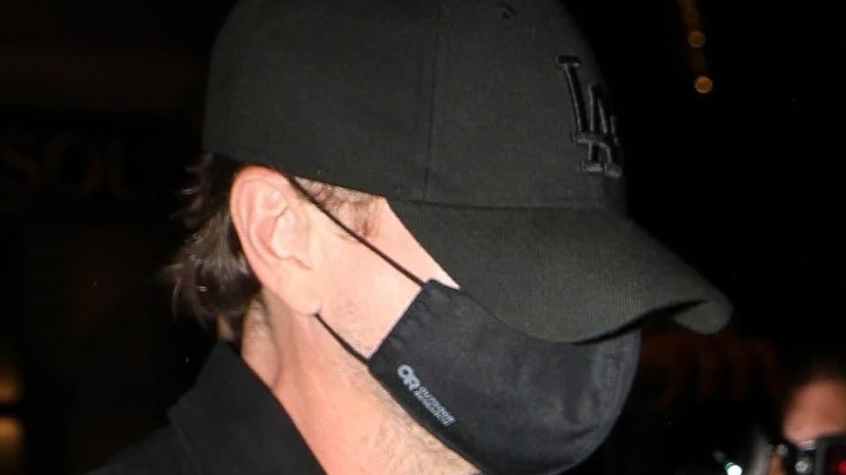 莱昂纳多·迪卡普里奥 （Leonardo DiCaprio） 戴着帽子和口罩低调亮相劳伦·桑切斯 （Lauren Sanchez） 的巴黎晚宴