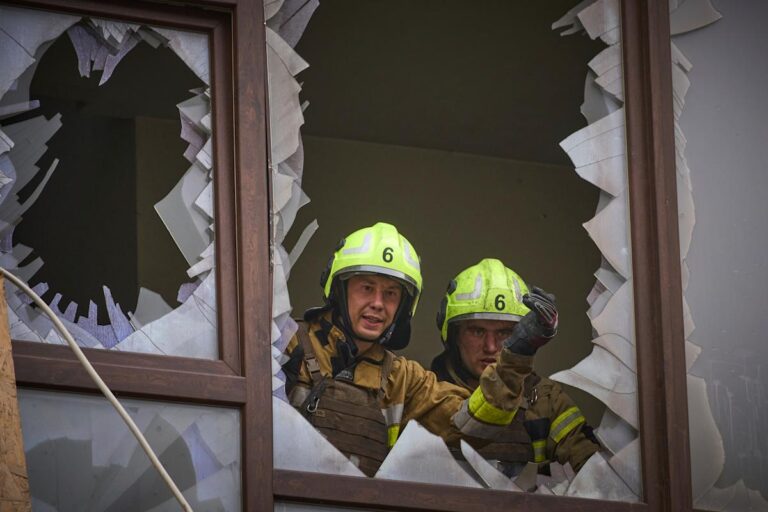 俄罗斯在支持乌克兰的高层会谈前数小时对基辅发动了大规模空袭