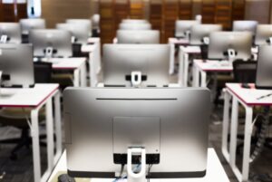 英国指控“分散蜘蛛”勒索集团中的四人
