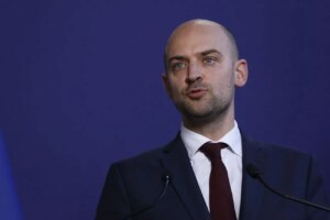法国外交部负责人表示，准备加快在乌克兰联合生产武器和无人机