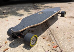 Meepo V3 Max 电动滑板评论 – 适用于光滑表面的经济实惠的滑板