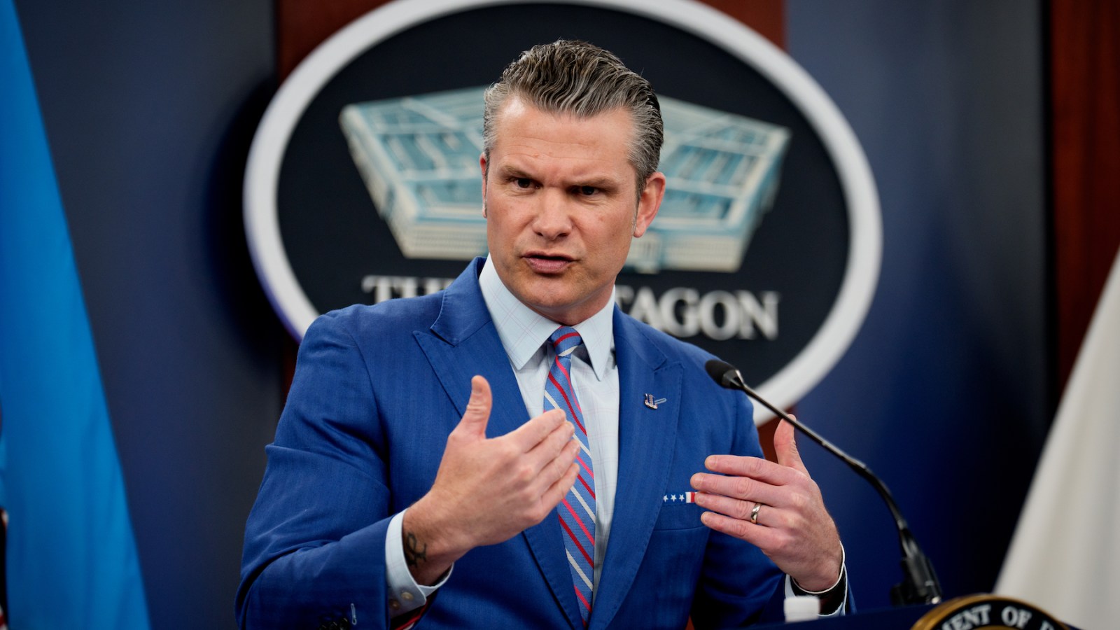 Hegseth 在未经授权使用 Metallica 歌曲后删除、转发无人机视频