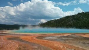 机器学习揭示了黄石火山口的历史地震事件