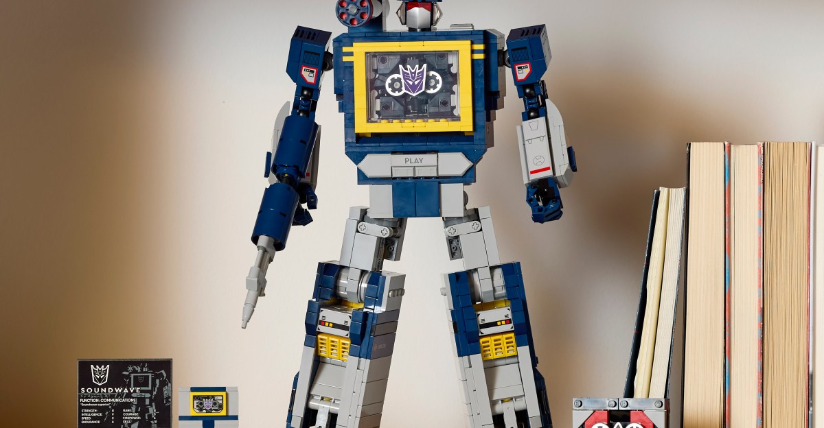 乐高首款可拼搭的霸天虎变形金刚是一个会说话的 Soundwave