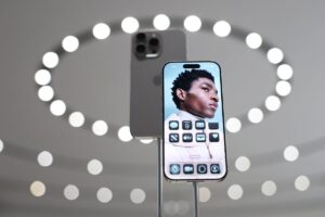 iPhone 用户被告知立即更新他们的设备
