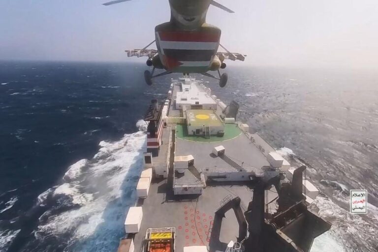 美国和英国海军在红海重大冲突中击落了胡塞叛军发射的 21 架无人机和导弹