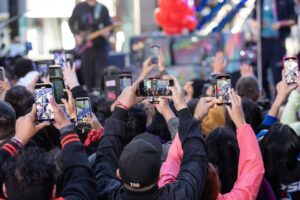 酷玩乐队 Kiss-cam flap 证明我们已经是自己的监控国家