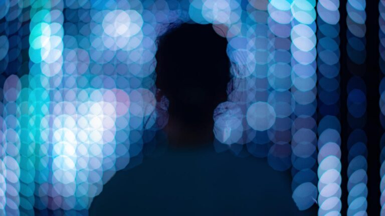 利用 AI 对抗 AI，金融公司阻止了 500 万美元的欺诈 – 但代价是什么？