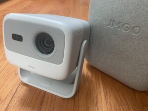 JMGO N1S 紧凑型 4K 三重激光投影仪评测 – 小包装中含有好东西
