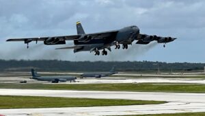 空军称B-52机组险些错过客机 未提前告知