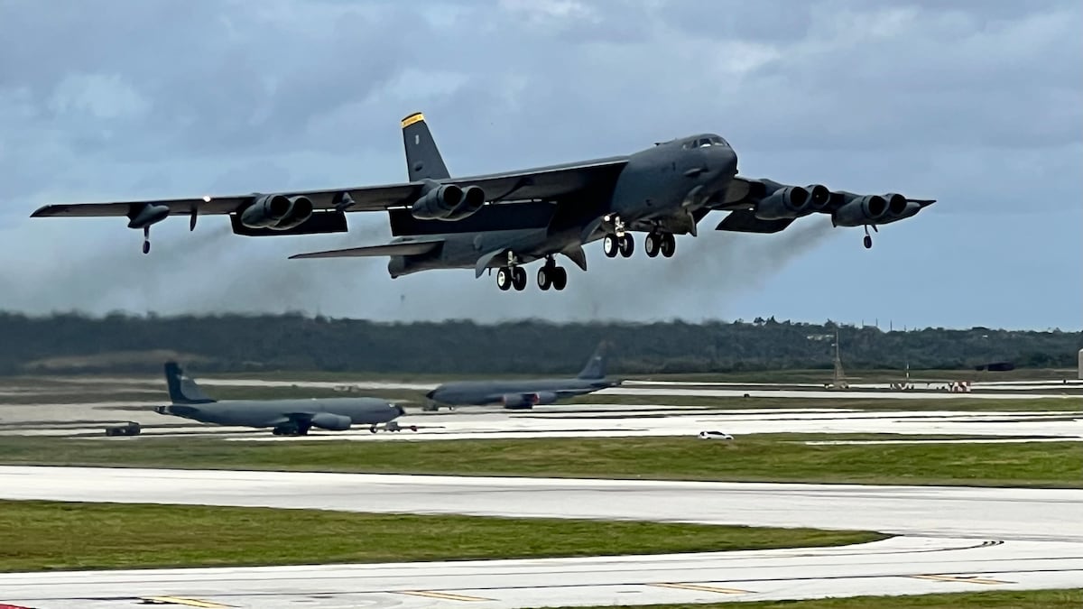 空军称B-52机组险些错过客机 未提前告知