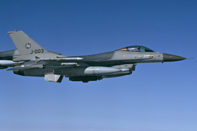 罗马尼亚在俄罗斯对乌克兰南部的夜间袭击中出动 F-16 战斗机