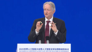 “AI教父”辛顿：人类无法摆脱AI，但需找到驯服之道