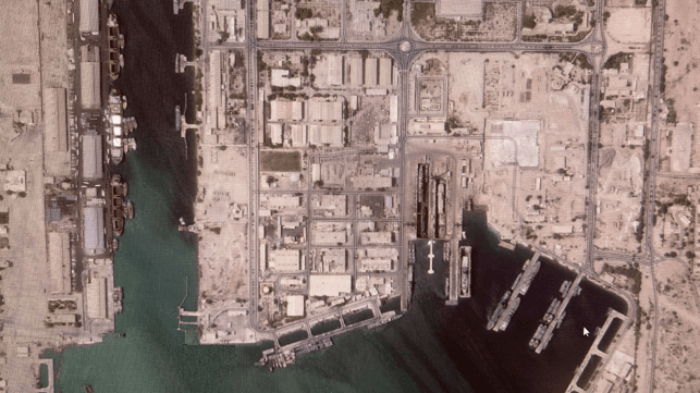 伊朗海军一瘸一拐地回到阿巴斯港