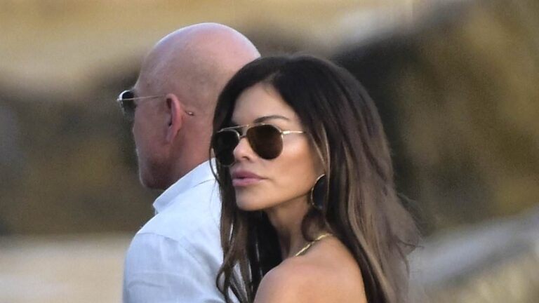 杰夫·贝佐斯 （Jeff Bezos） 和劳伦·桑切斯 （Lauren Sanchez） 在奢华婚礼中喜结连理几周后乘飞机返回欧洲