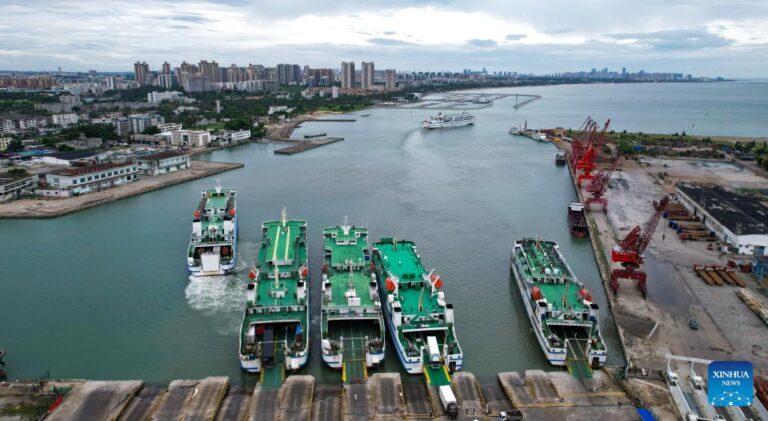 中国海南琼州海峡恢复客运、货运渡轮服务