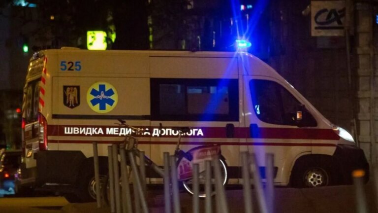 在基辅地区，一名妇女因敌人的袭击而受伤，她被送往医院