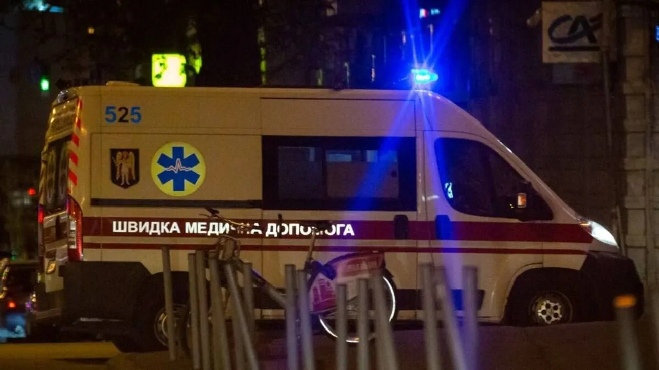 在基辅地区，一名妇女因敌人的袭击而受伤，她被送往医院