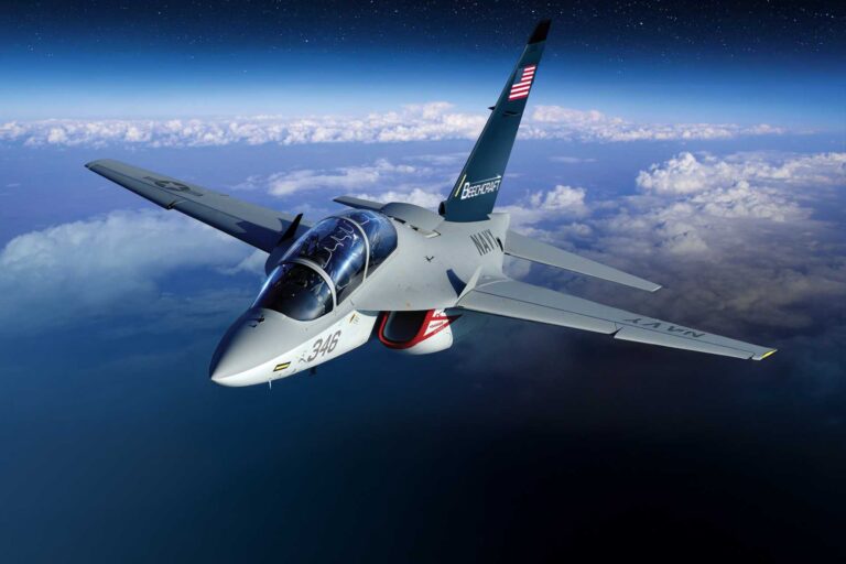 新型M-346N教练机助力美军飞行员无需航母起降即可训练F-35C