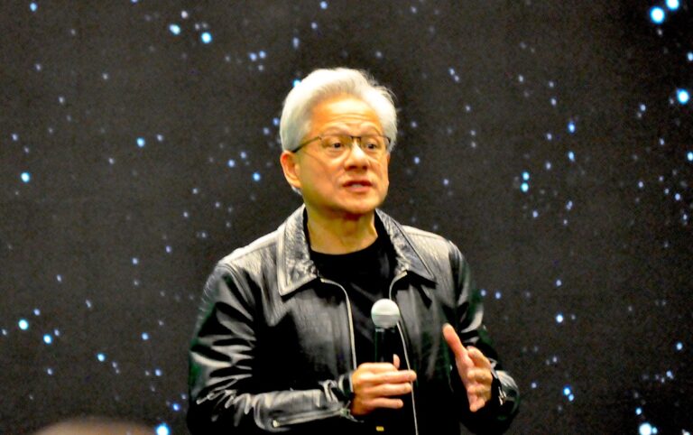 英伟达业绩超预期，数据中心销售疲软拖累股价