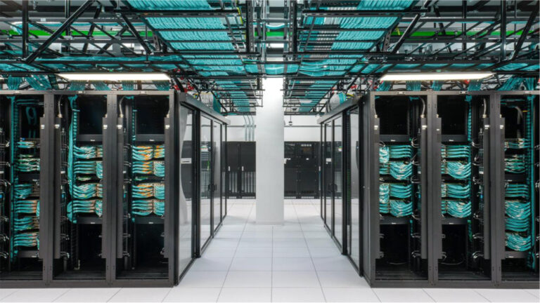 英伟达计划2026年用光通信连接AI GPU，下一代数据中心或成标配