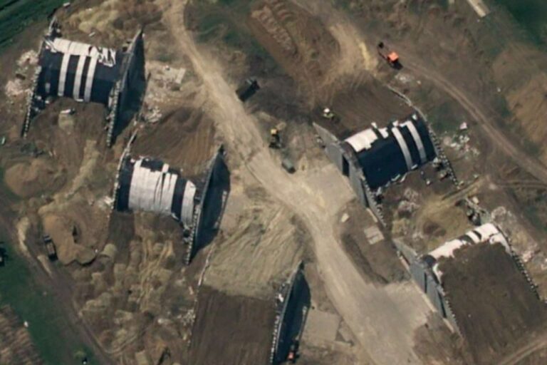 俄罗斯加强空军基地防御，新建抗爆飞机掩体应对无人机袭击