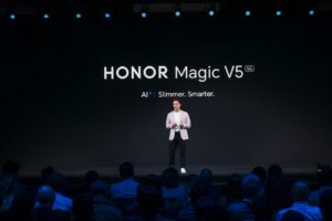 荣耀 Magic V5 西欧登场：首发搭载全球首个端侧语音大模型，阿尔法战略再提速