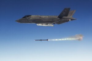 美国签署最大AIM-120导弹合同，强化空对空防御能力