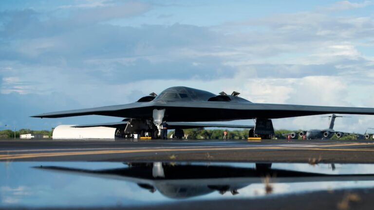 B-2轰炸机液压故障导致起落架倒塌起火