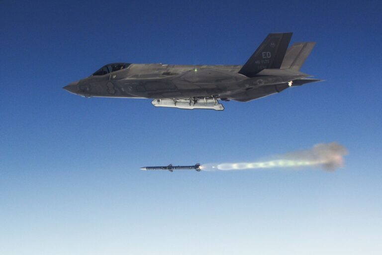 美国签署最大AIM-120导弹合同，强化空中防御能力