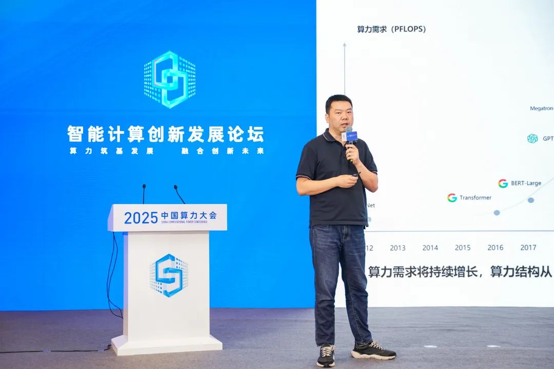 华为星河 AI 高算效数据中心网络亮相中国算力大会，在网计算加速技术获年度重大突破成果奖