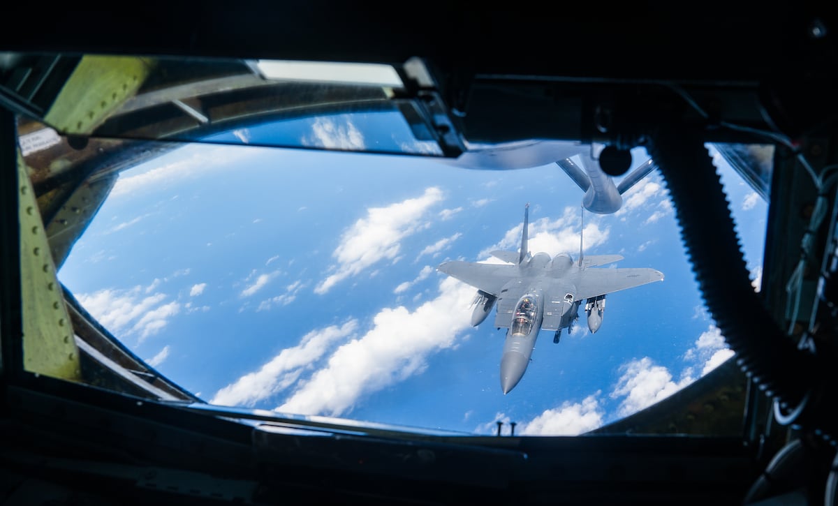 Kadena空军基地检查F-15E战斗机，因一战机无轮着陆