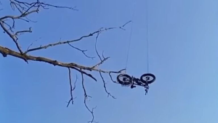 乌克兰士兵骑着无人机运送的电动自行车逃跑